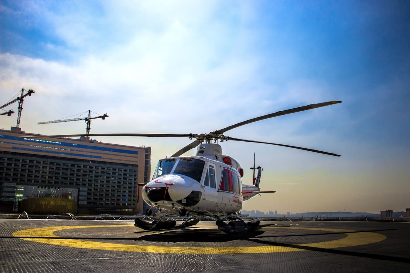 هلیکوپتر 412 هلال احمر بر روی هلی پد ایران مال چیتگر