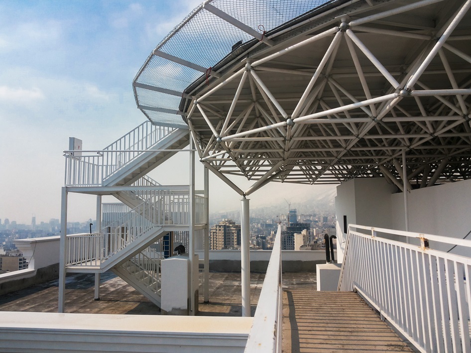 راه پله هلی پد فلزی برج مسکونی مهماندوست 2 فرمانیه