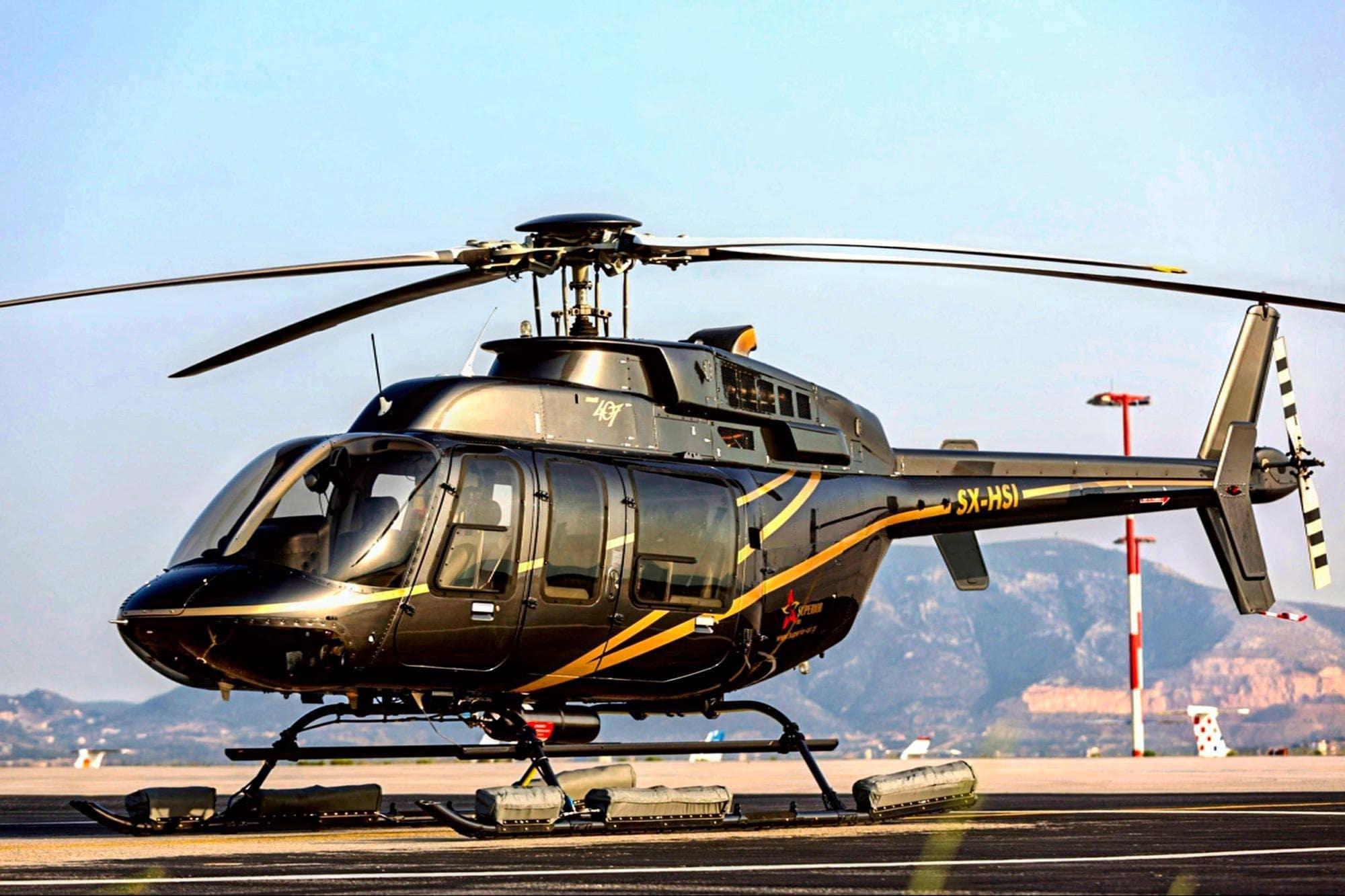 بالگرد Bell-206 بر روی هلی پد